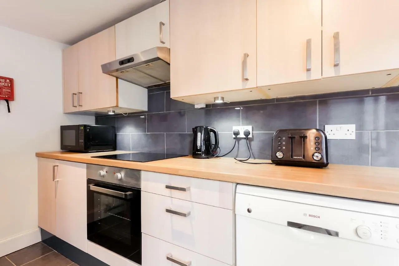 Gorgeous Town Centre Apt With Courtyard Garden بورنماوث